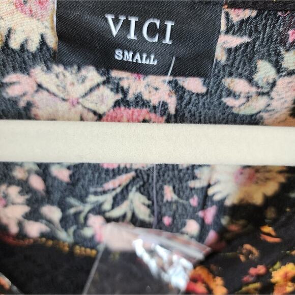 VICI NEW BLACK MULTI COLOR FLORAL ROMPER WITH LACE BACK PANEL SIZE SMALL - Picture 8 of 10